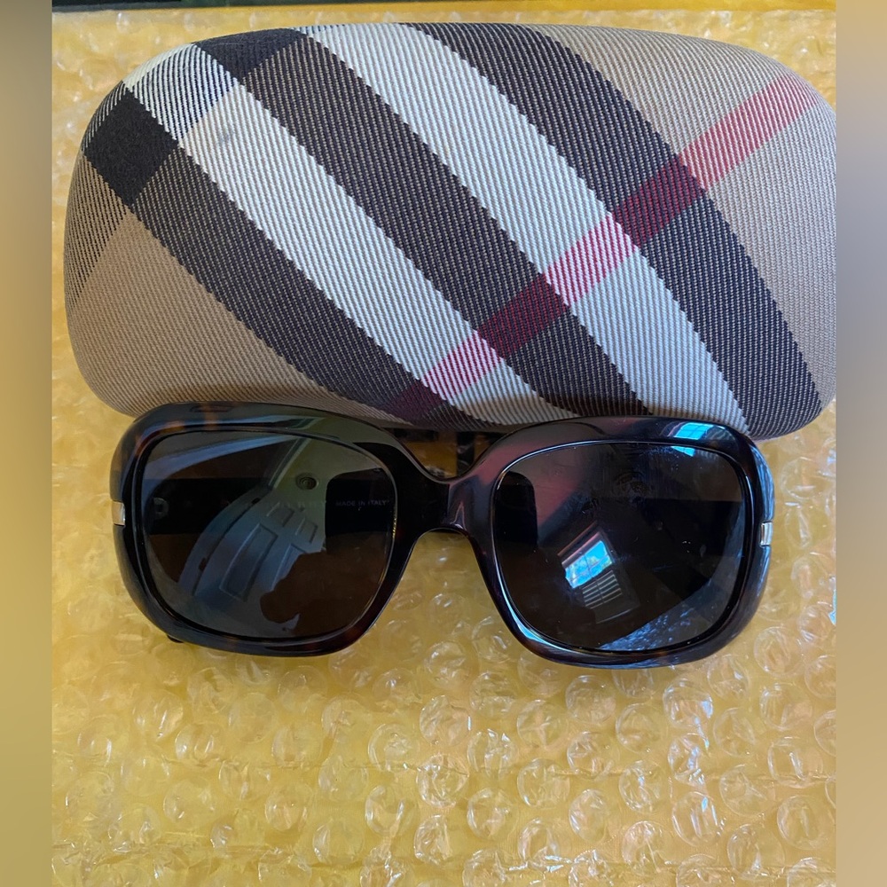 Burberry Chic Sunglasses with Burberry Plaid Case